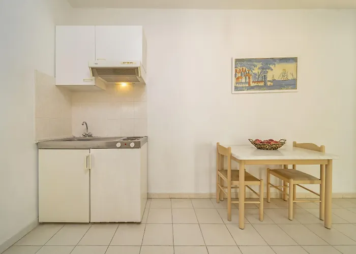 מלון דירות Blue Roses 4*